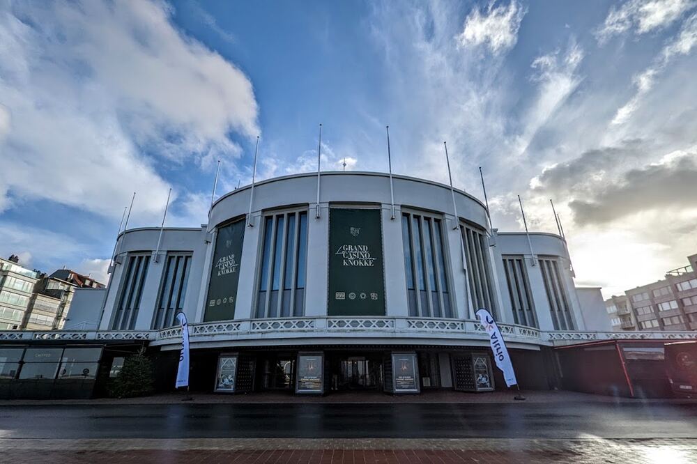Het Grand Casino van Knokke-Heist bij avondlicht
